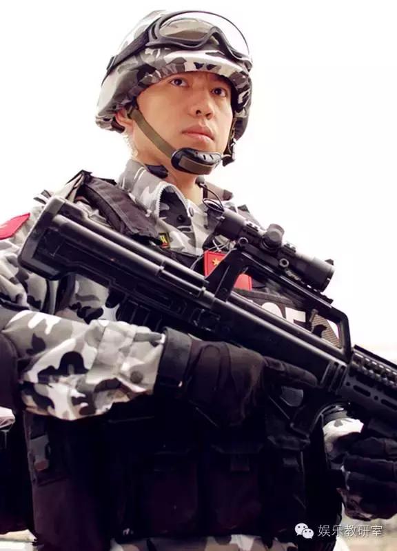 中专毕业后一剧成名，拍戏受伤患抑郁，今成荧屏硬汉却不红