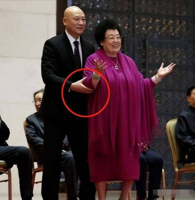 陈丽华遗嘱曝光，180亿留给迟重瑞引热议！“唐僧”成最大赢家？