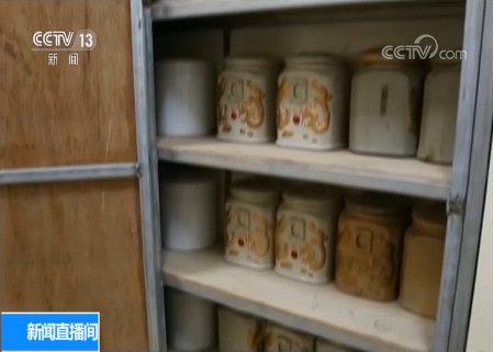 活得好好的名字竟出现在骨灰盒上，谁在冒领迁坟补偿款