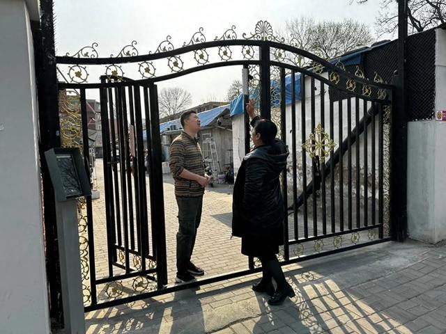 社区大铁门关门噪声扰人烦,邻里协商共解决
