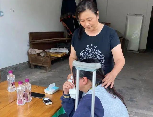 四川一“楼长”学姐查零食,13岁女生被罚150个下蹲,致终身残疾