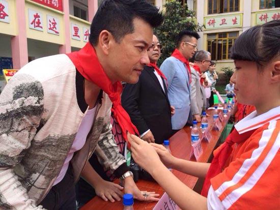 祖籍广东省湛江市廉江的香港爱国艺人吕良伟的深厚家乡情结