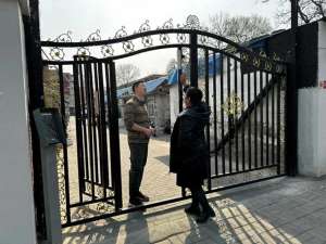 大铁门(社区大铁门关门噪声扰人烦，邻里协商共解决)