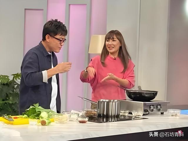 新加坡初代偶像王玉清,反复回电视台,离婚三次,两个孩子的爹