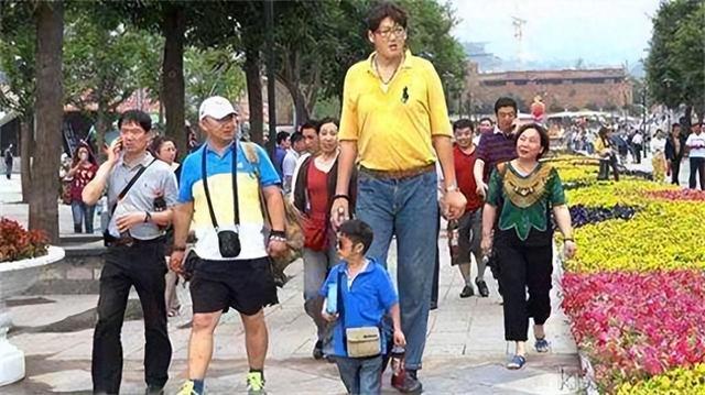 亚洲巨人张欢身高2.38米,与女星、网红传绯闻,35岁发愁没有女友