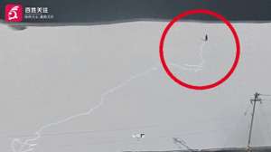 坠雪少女(烟台女子冰面行走失足坠窟，楼上居民全程记录惊险一幕)