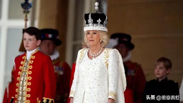 心塞了!凯特卫冕照片被公布,气质高雅无与伦比,形象秒杀卡米拉