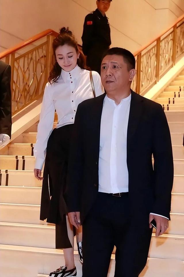 李小冉携富豪老公现身酒会!她穿衬衫嫩如学生,大6岁的他像爸爸