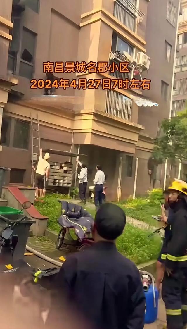 惊魂火灾:美女被熏成野人,孤立窗台 死里逃生,下来像行走的碳块