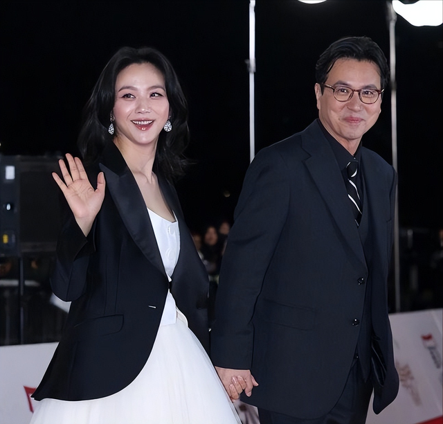 汤唯和老公金泰勇一起走红毯,金泰勇全程痴汉脸,对女神老婆傻笑