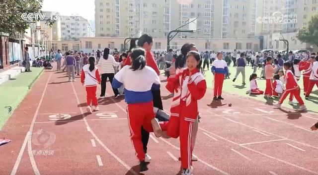 焦点访谈：15分钟“小美好” 释放校园新活力