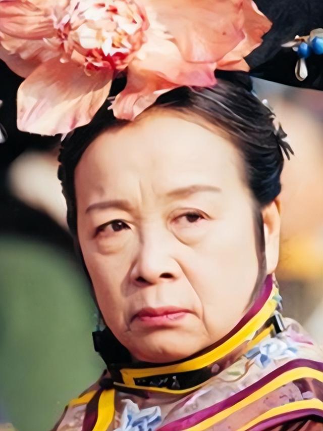 “容嬷嬷”86岁排队做核酸，头发花白身姿矫健，网友称赞老当益壮