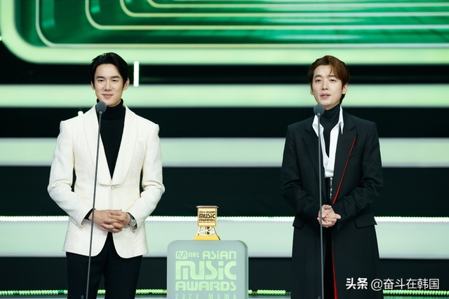 韩国MAMA爆歧视争议！演员室内享受甜点爱豆却只能停车场挨冻