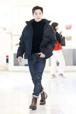 刘宪华身高(刘宪华这次任性过头了，穿黑棉袄配牛仔裤短靴，双腿怎么这么短？)