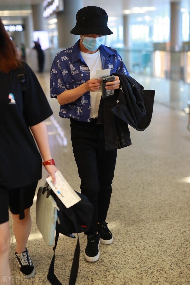 周深穿搭时髦现身,161的身高不影响才华,喜欢他的声音好多年