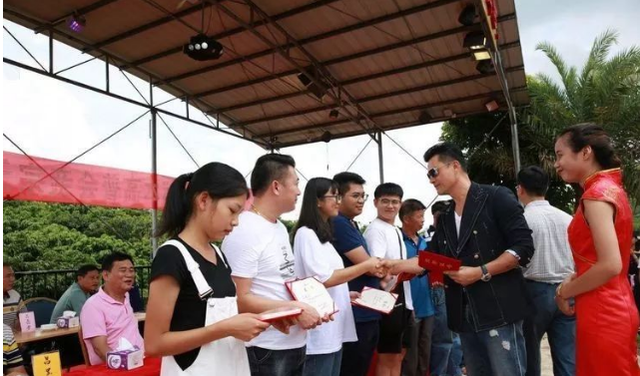 祖籍广东省湛江市廉江的香港爱国艺人吕良伟的深厚家乡情结