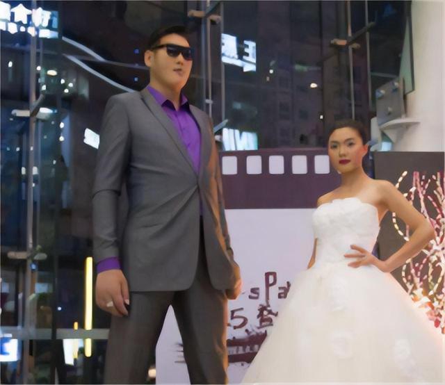 亚洲巨人张欢身高2.38米,与女星、网红传绯闻,35岁发愁没有女友