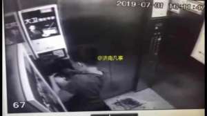 掐女生脖子(男子电梯内手掐女孩脖子20余秒 济南警方：正核实)