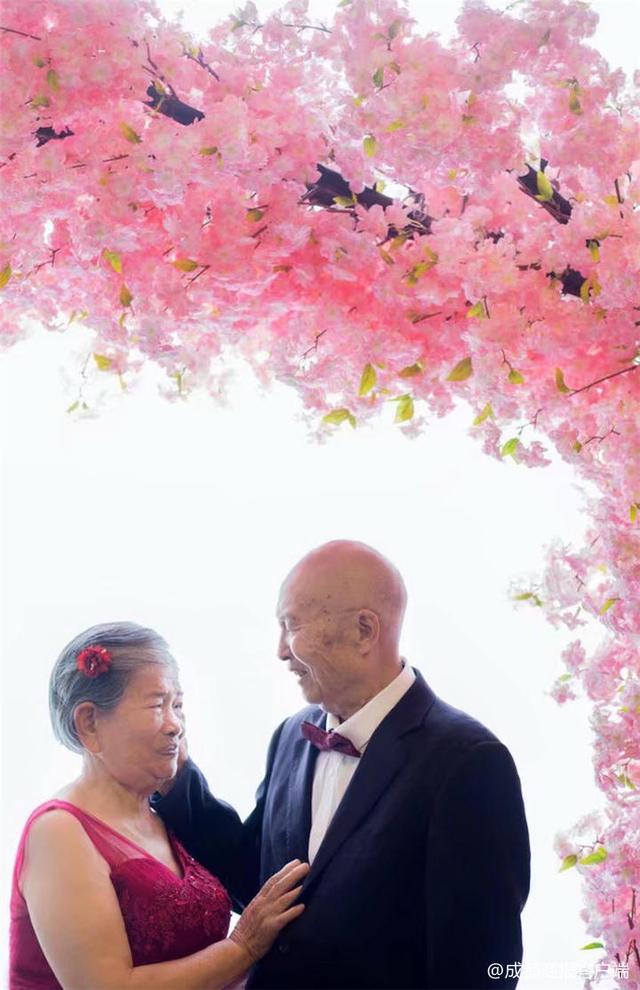 视频|超有爱!成都女孩给8旬爷爷奶奶拍迟到66年的婚纱照