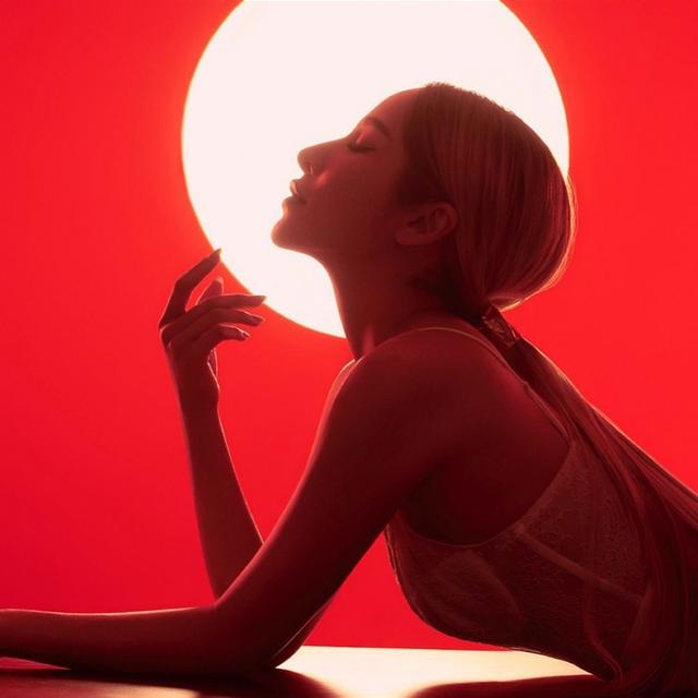 萧亚轩发新歌忆亡母，KTV里被妈妈点唱《几度夕阳红》