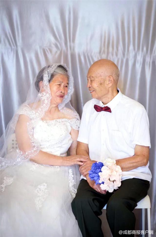 视频|超有爱!成都女孩给8旬爷爷奶奶拍迟到66年的婚纱照