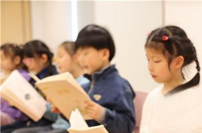 这届年轻人带薪“撸虎玩熊”?网友:梦想职业无疑了