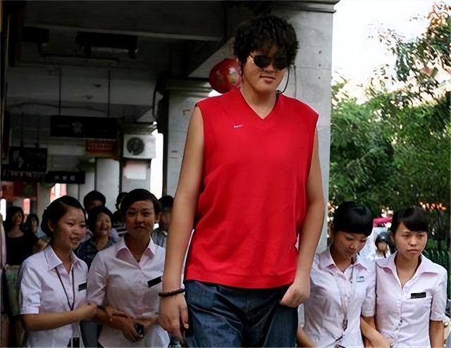 亚洲巨人张欢身高2.38米,与女星、网红传绯闻,35岁发愁没有女友
