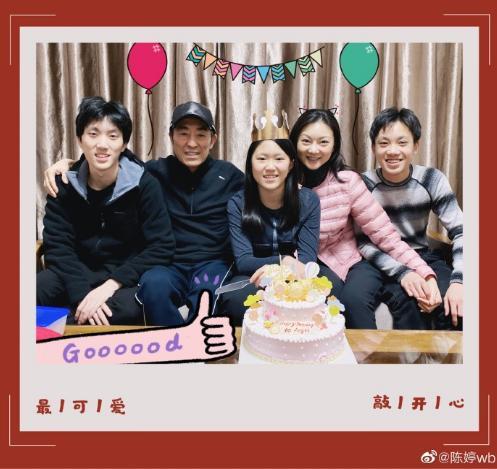 张艺谋娶陈婷很有眼光，儿子拿奖女儿出书，一家五口同框很幸福