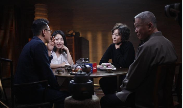 《锵锵三人行》VS《圆桌派》：窦文涛们是学聪明了，还是堕落了？