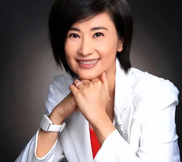 吴小莉三拒求婚终嫁大 25 岁丈夫,失散穷哥哥如今境况如何?