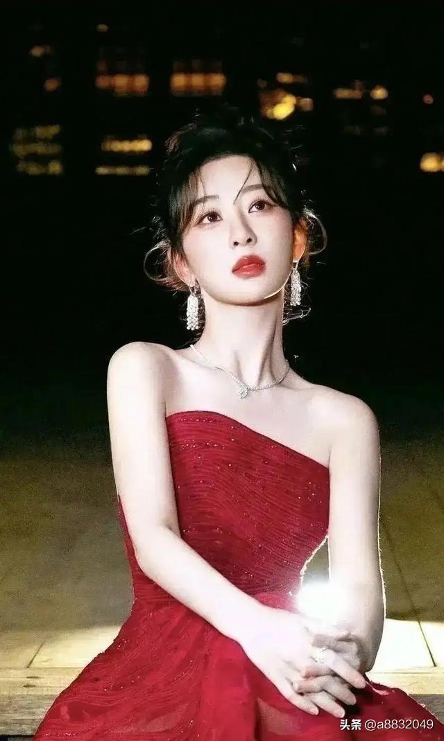 杨紫的蝴蝶胸”火了！果然清纯在性感就是面前一文不值！