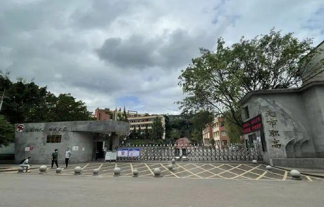 四川一“楼长”学姐查零食,13岁女生被罚150个下蹲,致终身残疾