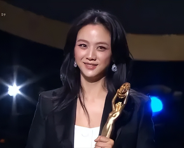 汤唯和老公金泰勇一起走红毯,金泰勇全程痴汉脸,对女神老婆傻笑