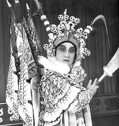 戏里戏外传承中华美德——读《京剧人的美德故事》