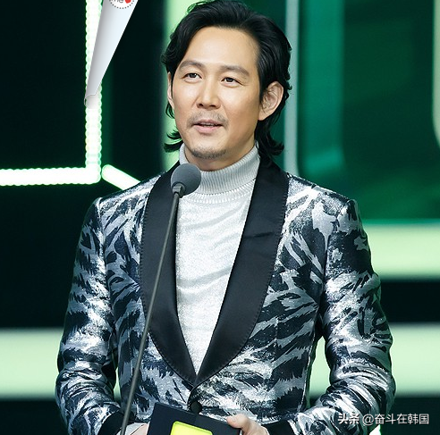 韩国MAMA爆歧视争议！演员室内享受甜点爱豆却只能停车场挨冻