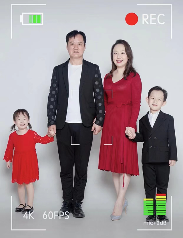 关凌晒全家福庆结婚10周年，一双儿女颜值高，丈夫被赞像张信哲