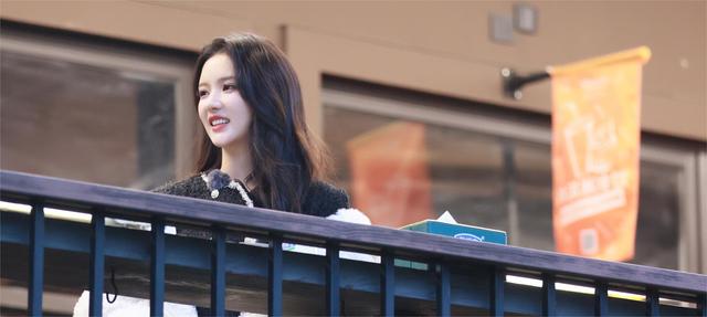 《无限超越班》中，何与已经和卢洋洋分手，这整的比恋综还修罗场