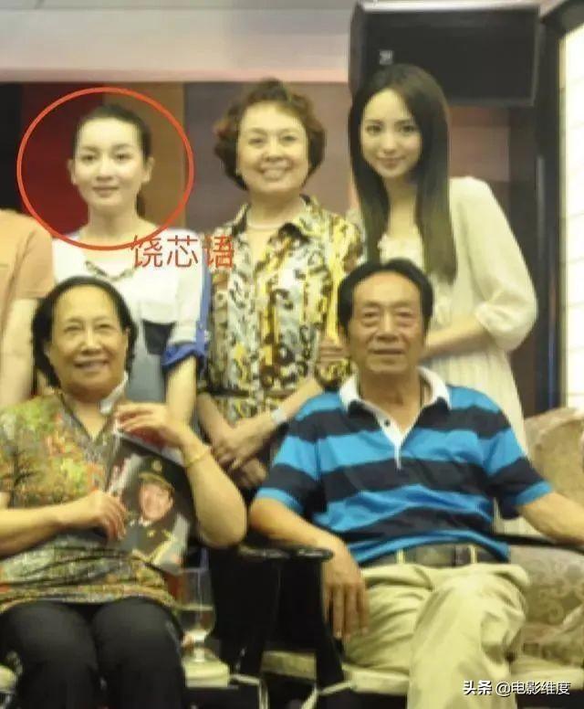 风流的王奎荣：与原配离婚，二婚娶小37岁娇妻，如今家庭很幸福