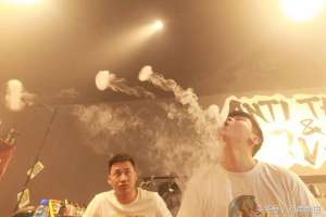 呛烟高手(郑州一90后男子吸“蒸汽烟”着迷，4年花了30万)