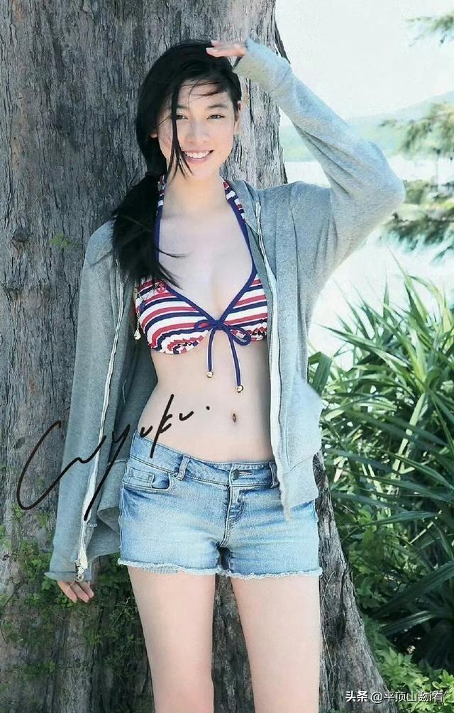 纯欲天花板三吉彩花，天使面孔魔鬼身材超A写真，只可惜是日本人