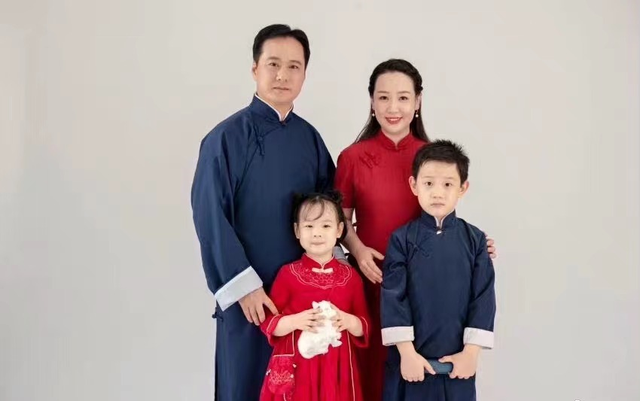 关凌晒全家福庆结婚10周年，一双儿女颜值高，丈夫被赞像张信哲