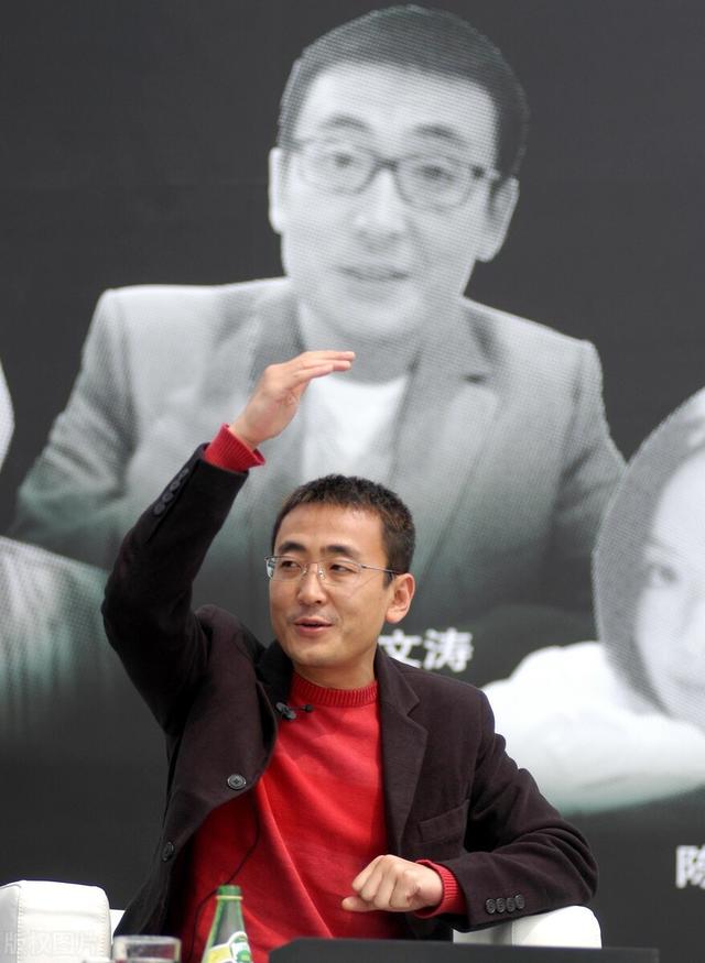 《锵锵三人行》VS《圆桌派》：窦文涛们是学聪明了，还是堕落了？