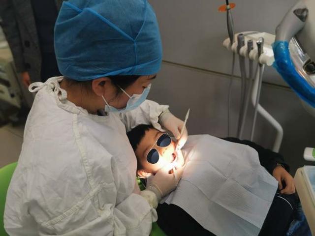 比电影还恐怖!6岁儿子突然长出双排牙齿,家长惊慌:拔还是不拔?