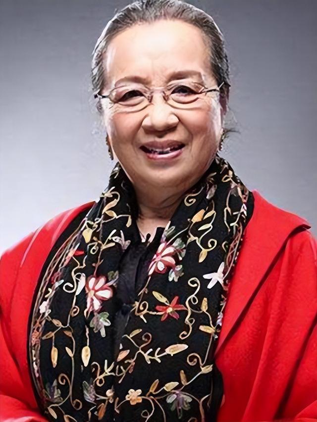 “容嬷嬷”86岁排队做核酸，头发花白身姿矫健，网友称赞老当益壮