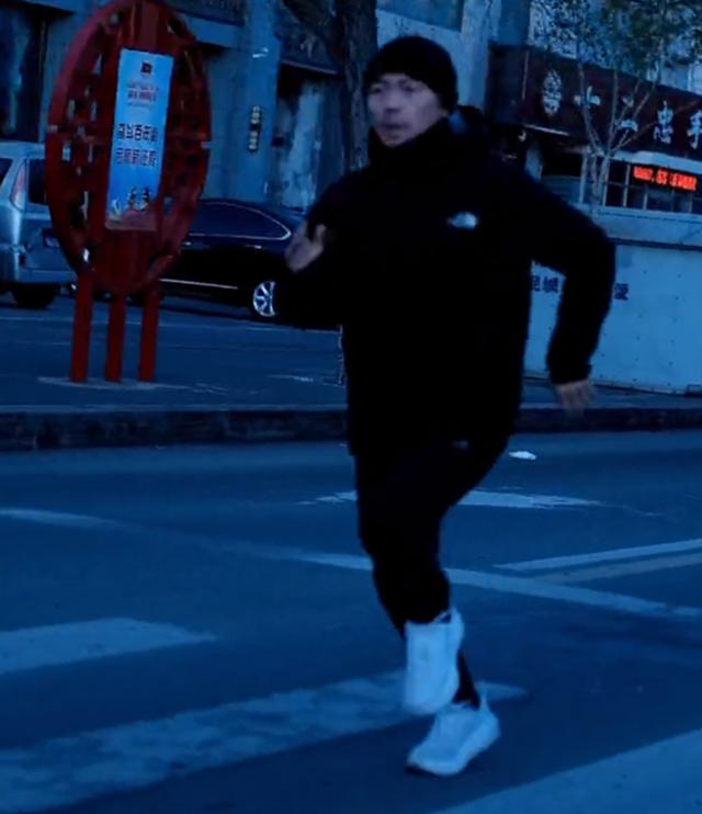 知名童星谢苗近况,为新戏疯狂健身,满头大汗胡子拉碴男人味足