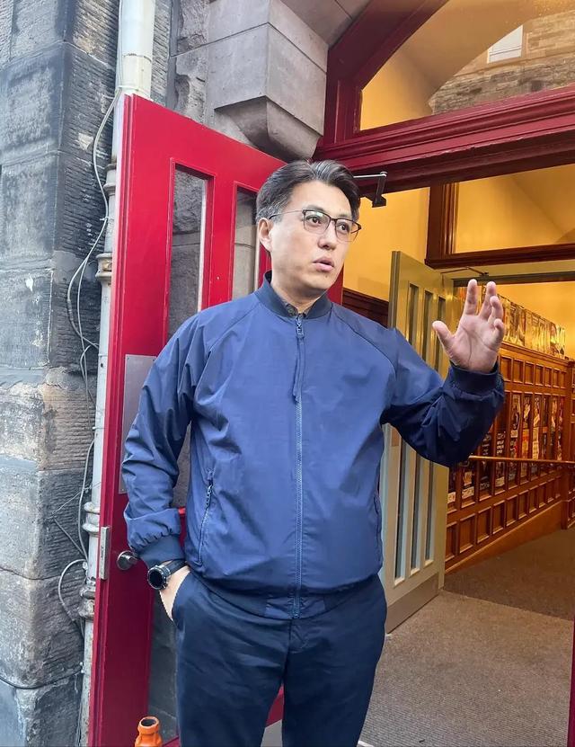 47岁靳东英国被偶遇，白头发啤酒肚又老又胖，网友：真成老干部了