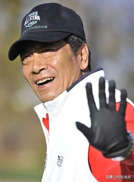 风流的王奎荣：与原配离婚，二婚娶小37岁娇妻，如今家庭很幸福