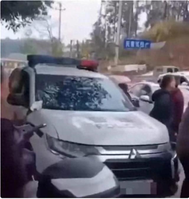 警车变“疯狂赛车”!钥匙未拔遭精神病人劫车连撞三辆,谁之过?