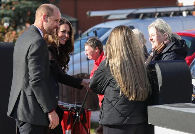 威廉出席颁奖礼，大赞妻子了不起；爱老婆顾家的王子真幸福也真帅
