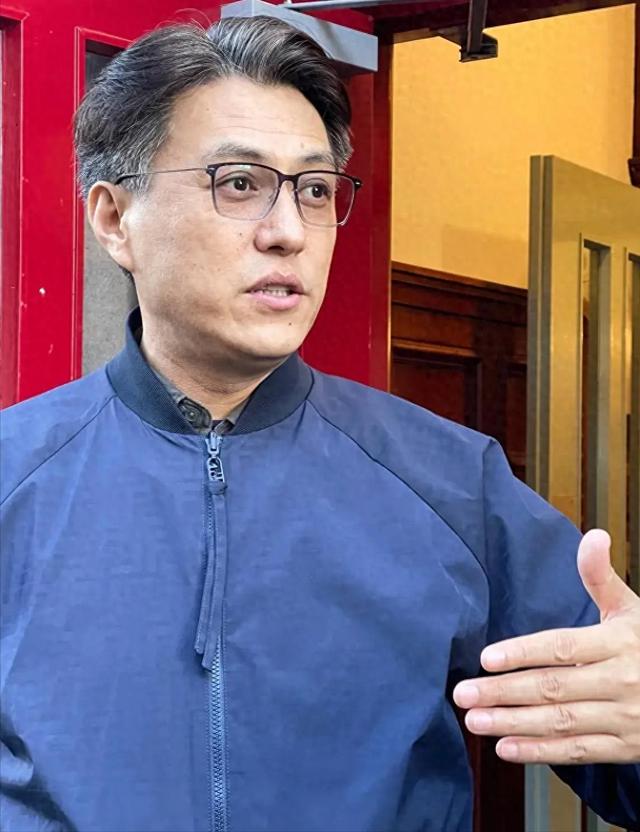 47岁靳东英国被偶遇，白头发啤酒肚又老又胖，网友：真成老干部了